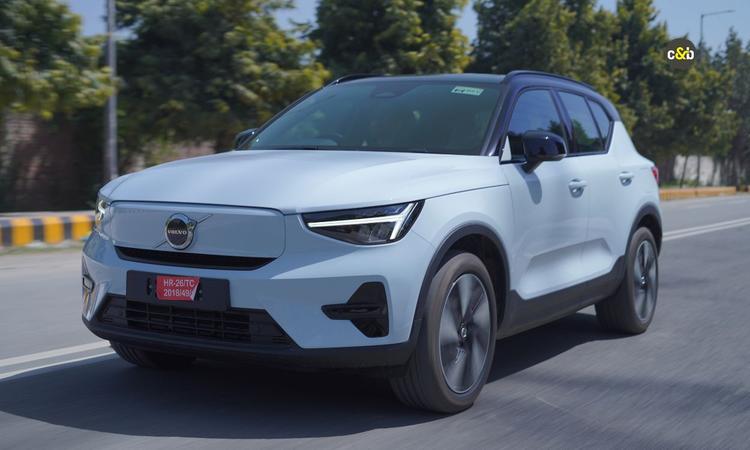 Volvo XC40 Recharge Plus Single Motor Driven: A Better Deal Than The Twin-Motor Ultimate? XC40 रिचार्ज का सिंगल मोटर वैरिएंट AWD वैरिएंट की तुलना में लगभग ₹3 लाख अधिक किफायती है. लेकिन उसकी तुलना में इसमें क्या खामी है, चलिये पता लगाते हैं.