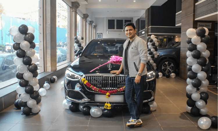 Lyricist And Writer Manoj Muntashir Adds Mercedes-Maybach S-Class To His Collection मायबाक एस-क्लास भारत में दो वैरिएंट्स - एस 580 और सीबीयू एस 680 में पेश की गई है.