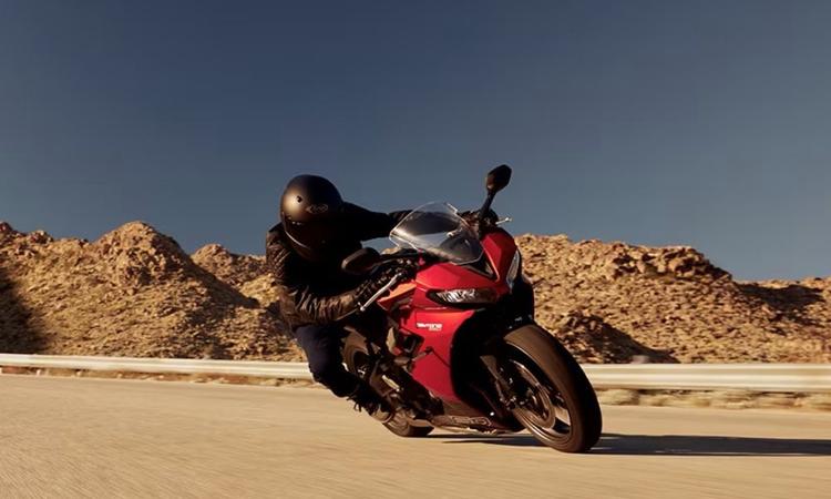 Triumph Daytona 660 India Launch Likely In April 2024 ट्रायम्फ डेटोना 660 ब्रांड के लाइनअप में 660 सीसी इनलाइन-ट्रिपल इंजन के साथ आने वाला तीसरा मॉडल है.
