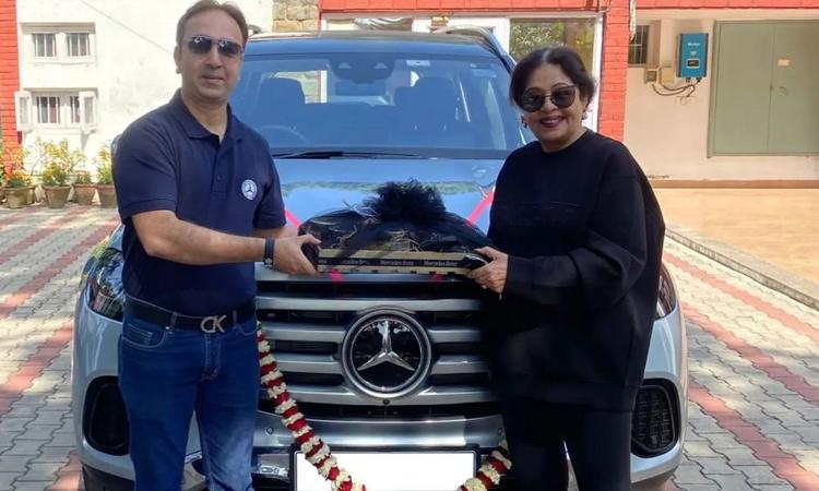 Actor And Politician Kirron Kher Brings Home The Mercedes-Benz GLS Facelift मर्सिडीज-बेंज जीएलएस फेसलिफ्ट को इस साल की शुरुआत में भारत में लॉन्च किया गया था.