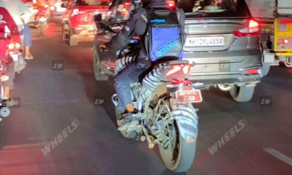 2024 Bajaj Pulsar N250 Spied With Digital Console, USD Forks हालिया जासूसी शॉट्स से पता चलता है कि MY2024 बजाज पल्सर N250 को ऑल-डिजिटल इंस्ट्रूमेंट कंसोल और यूएसडी फ्रंट फोर्क्स के रूप में अपडेट मिलेगा.
