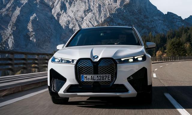 बीएमडब्ल्यू iX XDrive50 भारत में हुई लॉन्च, कीमत रु 1.39 करोड़ iX xDrive50 एक बड़े 111.5 kWh बैटरी पैक के साथ आती है और इसमें xDrive40 की तुलना में अधिक शक्तिशाली पावरट्रेन सेटअप मिलता है.