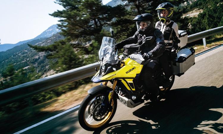 Suzuki India Teases V-Strom 800DE; Launch Soon इस साल की शुरुआत में भारत मोबिलिटी एक्सपो में पेश करने के बाद, सुजुकी इंडिया ने अब एडवेंचर मोटरसाइकिल के लॉन्च की घोषणा कर दी है.