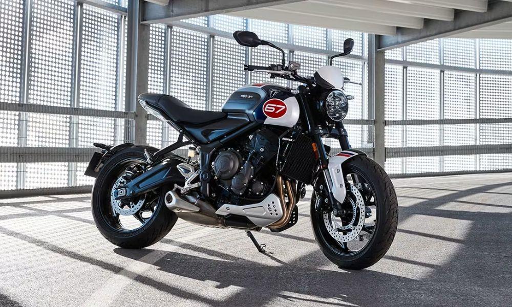 ट्रायम्फ ट्राइडेंट 660 स्पेशल एडिशन की भारत में लॉन्च से पहले दिखी झलक ट्राइडेंट 660 के स्पेशल एडिशन में ट्रिपल-टोन पेंट स्कीम है तथा इसमें मानक के रूप में कुछ सहायक फीचर्स भी दिए गए हैं.