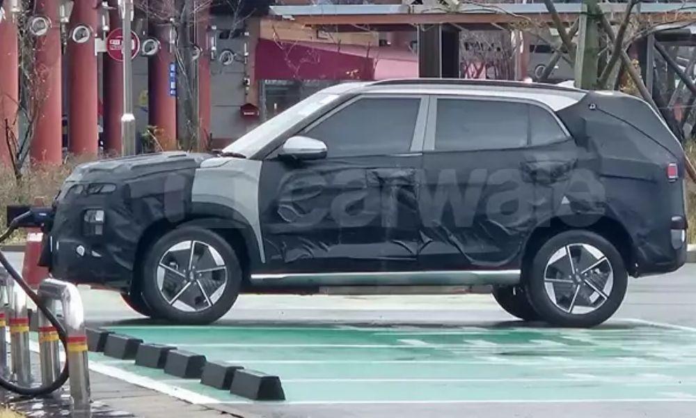 Hyundai Creta EV Spotted Charging In South Korea भविष्य में लॉन्च होने वाली क्रेटा इलेक्ट्रिक को हाल ही में दक्षिण कोरिया में एक चार्जिंग स्टेशन पर पार्क करते समय ढके हुए देखा गया था, जिससे नई जानकारी सामने आई हैं.