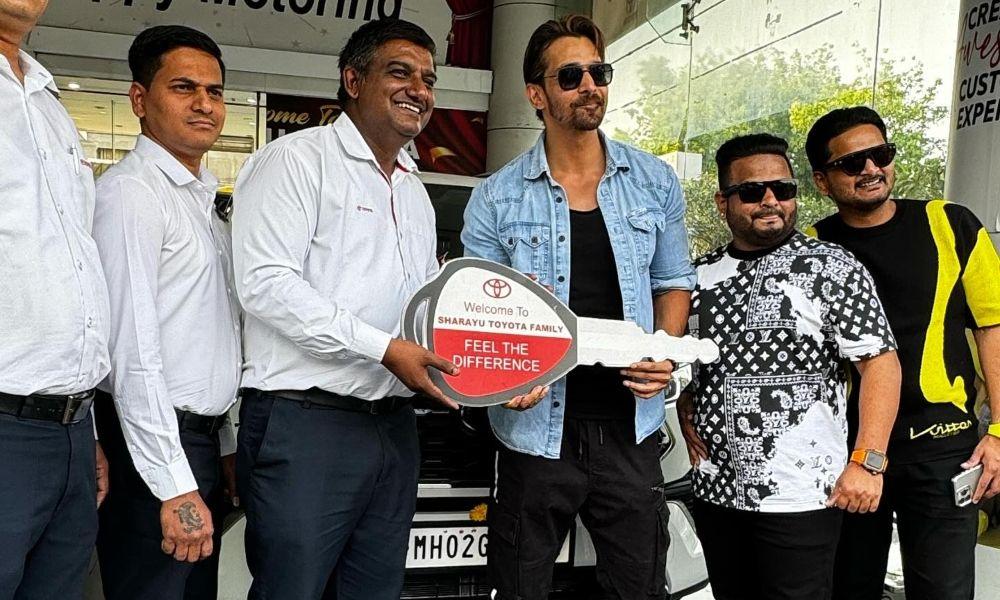 अभिनेता हर्षवर्द्धन राणे ने रु 30.68 लाख की कीमत वाली टोयोटा इनोवा हाईक्रॉस खरीदी अभिनेता हर्षवर्द्धन राणे ने रु 30.68 लाख की कीमत वाली टोयोटा इनोवा हाईक्रॉस खरीदी