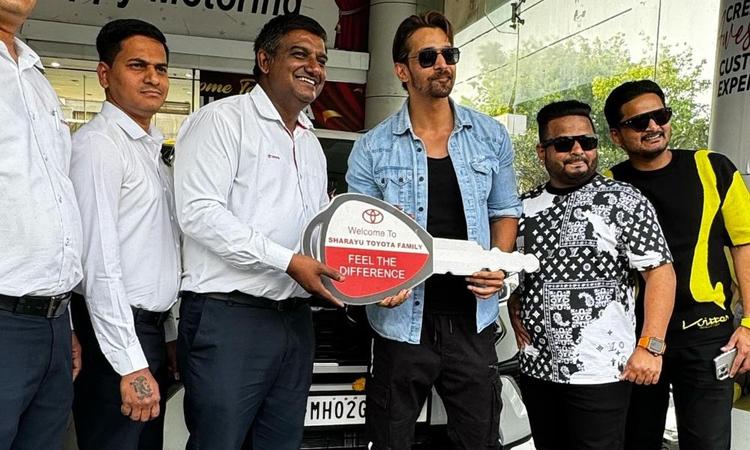 Actor Harshvardhan Rane Buys The Toyota Innova Hycross Worth Rs. 30.68 Lakh सनम तेरी कसम अभिनेता ने ओटोमन सीटों के साथ सबसे महंगा ZX (O) वैरिएंट को चुना.
