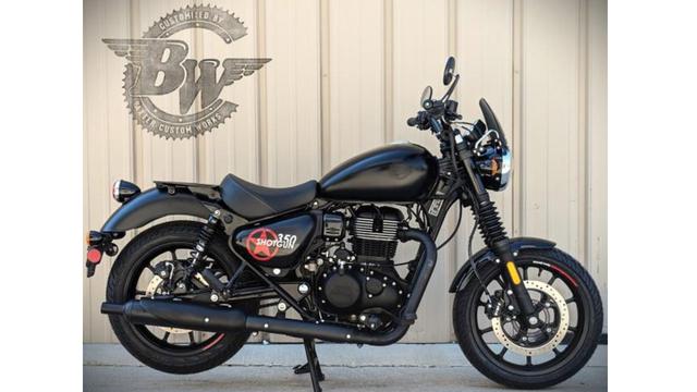 कस्टम मेड रॉयल एनफील्ड 'शॉटगन 350' पेश हुई रॉयल एनफील्ड शॉटगन 350 एक प्रोडक्शन मॉडल नहीं है, बल्कि एक अमेरिकी बाइक शॉप, बैक्सटर साइकिल द्वारा कस्टम बिल्ड है.