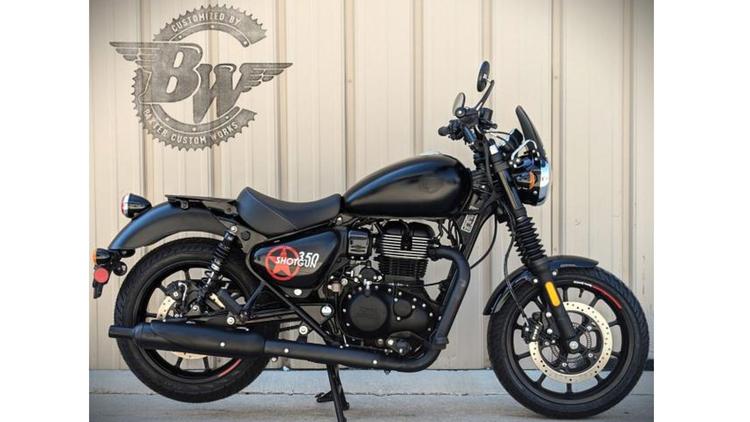 Custom Royal Enfield 'Shotgun 350' Unveiled रॉयल एनफील्ड शॉटगन 350 एक प्रोडक्शन मॉडल नहीं है, बल्कि एक अमेरिकी बाइक शॉप, बैक्सटर साइकिल द्वारा कस्टम बिल्ड है.