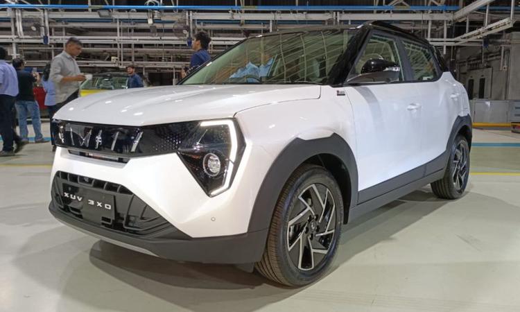 Mahindra XUV 3XO Fuel Efficiency Figures Revealed: Diesel-AMT The Most Frugal Option XUV 3XO तीन इंजन विकल्पों के साथ उपलब्ध है, और इसे एक्सयूवी 300 की तुलना में एक नया चेहरा और पिछला हिस्सा मिला है. इसके अलावा एक्सयूवी 300 से कैबिन भी अब पूरी तरह बदल गया है.