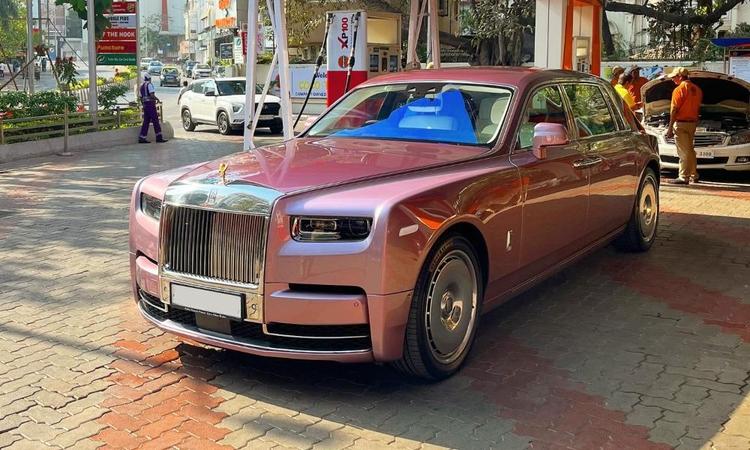 Nita Ambani’s New Rolls-Royce Phantom EWB Is Customised In Pink; Costs Over Rs 12 Crore नीता अंबानी की नई रोल्स-रॉयस फैंटम ईडब्ल्यूबी को रोज़ क्वार्ट्ज के शेड में तैयार किया गया है और कैबिन को ऑर्किड वेलवेट से सजाया गया है.