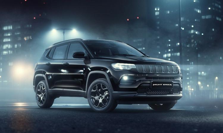 Limited-Edition Jeep Compass Night Eagle Launched At Rs 25.39 Lakh कंपस नाइट एडिशन पूरी तरह से टू-व्हील ड्राइव के रूप में पेश किया गया है, और इसे 6-स्पीड एमटी या 9-स्पीड एटी के साथ लिया जा सकता है.