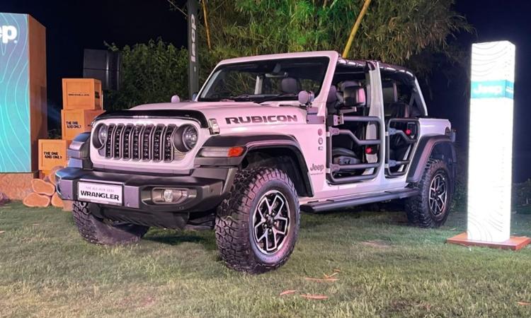 Updated Jeep Wrangler Showcased In India Ahead Of April 22 Launch एसयूवी ने लगभग एक साल पहले अपनी वैश्विक शुरुआत की थी और यह कई कॉस्मेटिक बदलावों और अतिरिक्त फीचर्स के साथ आती है.