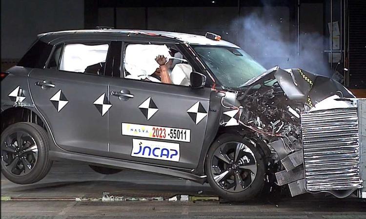 New Suzuki Swift Bags Four Stars In Japan NCAP Crash Tests जबकि नई पीढ़ी की स्विफ्ट ने कोलिजन टैस्ट में यात्री सुरक्षा पर कुछ अंक खो दिए, इसने अपनी एक्टिव सेफ्टी तकनीक के लिए लगभग सही स्कोर दर्ज किया, नई पीढ़ी वाली स्विफ्ट मई में भारत में लॉन्च होने वाली है.