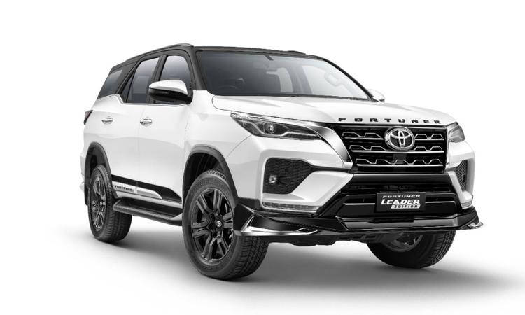 Toyota Fortuner Leader Edition Unveiled; Gets New Black Alloys And TPMS टू-व्हील ड्राइव डीजल वेरिएंट पर आधारित, फॉर्च्यूनर लीडर एडिशन का बाहरी हिस्सा रेग्यूलर फॉर्च्यूनर की तुलना में अधिक स्पोर्टी है.
