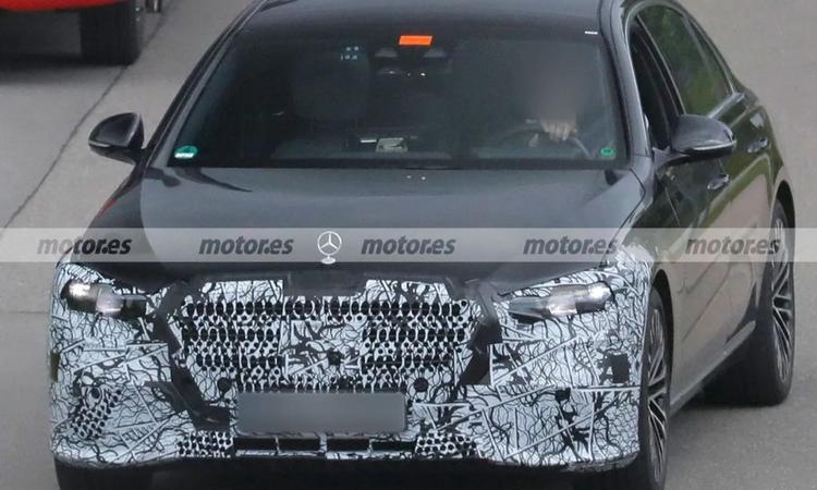 2025 Mercedes-Benz S-Class Facelift Spotted Testing 2025 मर्सिडीज-बेंज एस-क्लास फेसलिफ्ट में छोटे कॉस्मेटिक बदलाव और नए फीचर्स मिलने की उम्मीद है, जबकि इंजन को माइल्ड-हाइब्रिड तकनीक मिल सकती है.