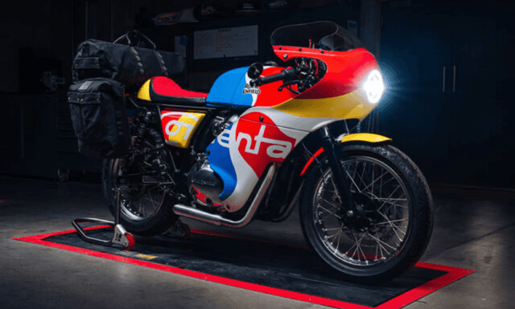 Custom Royal Enfield Continental GT 650 Unveiled at 2024 Savile Row Concours रॉयल एनफील्ड की इन-हाउस ग्राफिक्स टीम द्वारा डिजाइन की गई जीवंत पोशाक, अलेक्जेंडर काल्डर की प्रतिष्ठित 1975 बीएमडब्ल्यू 3.0 सीएसएल ले मैंस कार से प्रेरणा लेती है.