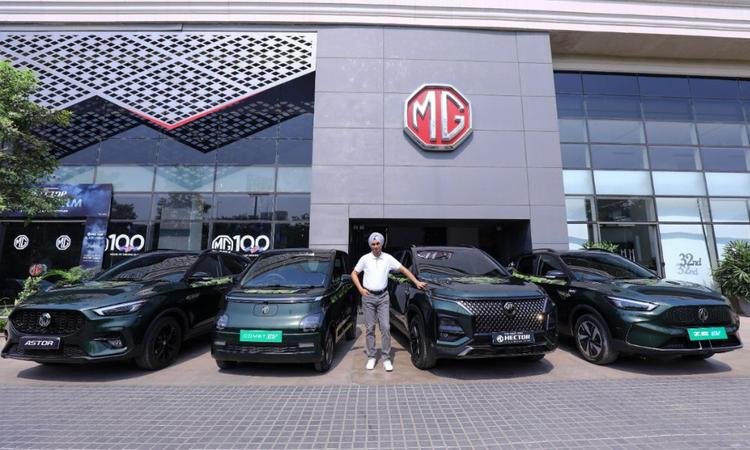 MG Comet, Astor, Hector, ZS EV ‘100-Year Limited Edition’ Special Editions Launched In India एमजी मोटर के 100 साल पूरे होने के उपलक्ष्य में खास वैरिएंट्स एक अलग 'सदाबहार' रंग में तैयार किए गए हैं जो प्रतिष्ठित 'ब्रिटिश रेसिंग ग्रीन' पेंट योजना को श्रद्धांजलि देते हैं.