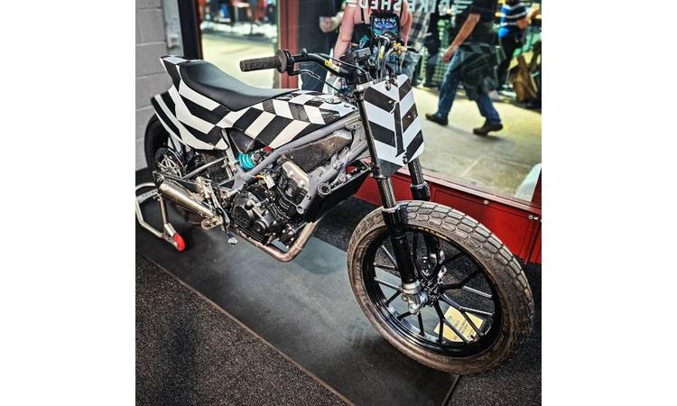 Royal Enfield Himalayan 450-Based Flat Track 450 Showcased At London Bike Shed Moto Show नई रॉयल एनफील्ड फ्लैट ट्रैक 450 एक कस्टम बाइक है जो नई पीढ़ी के हिमालयन के समान इंजन का उपयोग करती है, हालांकि इसका उपयोग फ्लैट ट्रैकिंग के लिए किया जाएगा.