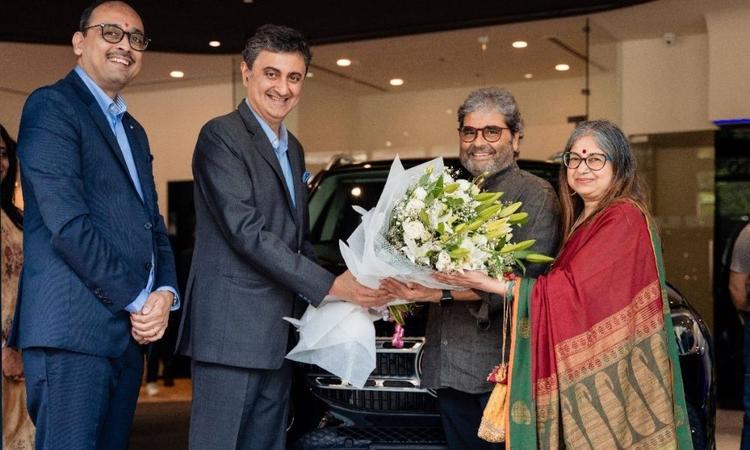 Director Vishal Bhardwaj Buys The Mercedes-Benz GLE Luxury SUV Worth Over Rs 1 Crore इस सेलिब्रिटी जोड़े को हाल ही में मर्सिडीज-बेंज इंडिया के एमडी और सीईओ संतोष अय्यर से अपनी लक्जरी कार की चाबियां मिलीं.