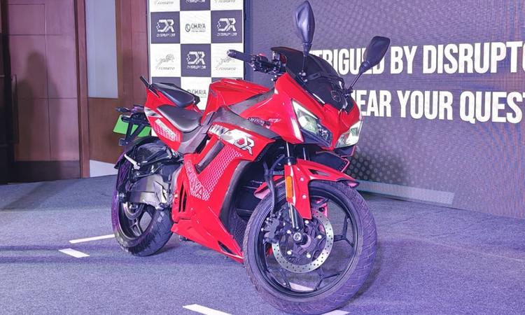 Okaya Ferrato Disruptor Electric Motorcycle Launched At Rs 1.60 Lakh; Has 4 kWh Battery, 129 KM Range डिसरप्टर, जो ओकाया ईवी के नए 'फेराटो' सब-ब्रांड के तहत पहली पेशकश है, इसमें एक एलएफपी बैटरी पैक और प्रत्येक छोर पर एक डिस्क ब्रेक है.