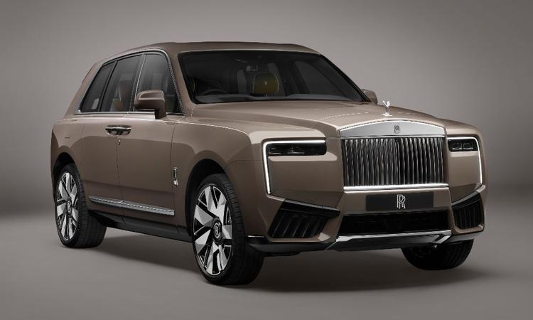 Rolls-Royce Cullinan Series II Facelift Unveiled; Gets Illuminated Grille, Updated Interior कलिनन के लॉन्च के छह साल बाद, रोल्स-रॉयस कलिनन सीरीज़ II ने अपनी वैश्विक शुरुआत की है, ब्लैक बैज वैरिएंट पहली बार 23-इंच पहियों के साथ उपलब्ध है.
