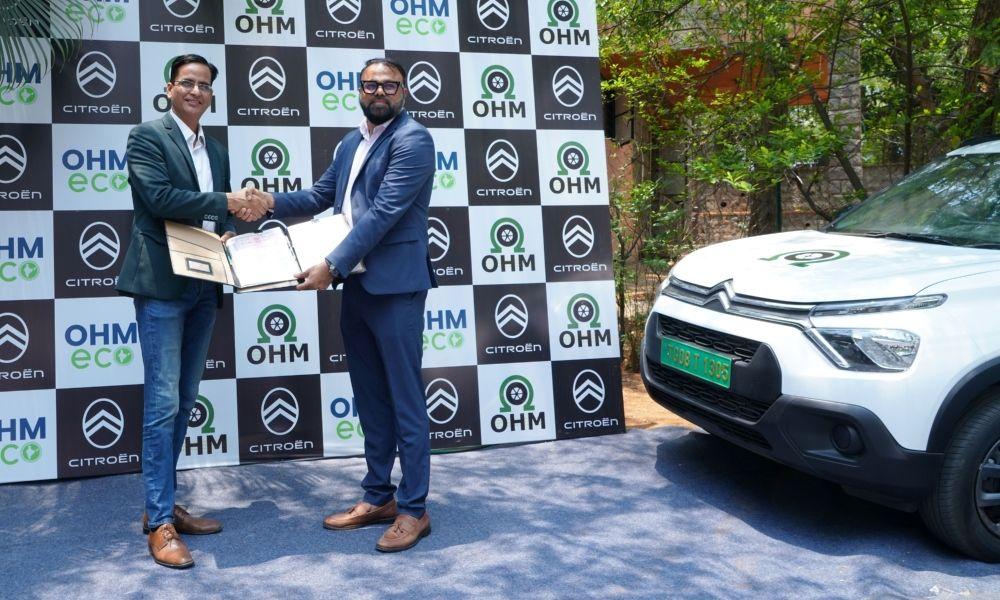 सिट्रॉएन ने 1,000 e-C3 EV की डिलेवरी के लिए OHM ई लॉजिस्टिक्स के साथ मिलाया हाथ सिट्रॉएन ने 1,000 e-C3 EV की डिलेवरी के लिए OHM ई लॉजिस्टिक्स के साथ मिलाया हाथ