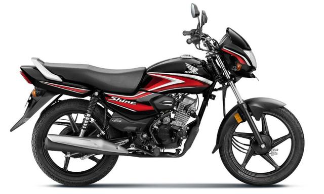 एक साल में होंडा शाइन 100 की बिक्री का आंकड़ा पहुंचा 3 लाख के पार होंडा शाइन 100 ने हाल ही में अपनी पहली वर्षगांठ मनाई, और कंपनी ने कम्यूटर मोटरसाइकिल की रिकॉर्ड डिलेवरी की घोषणा करते हुए विकास का खुलासा किया.