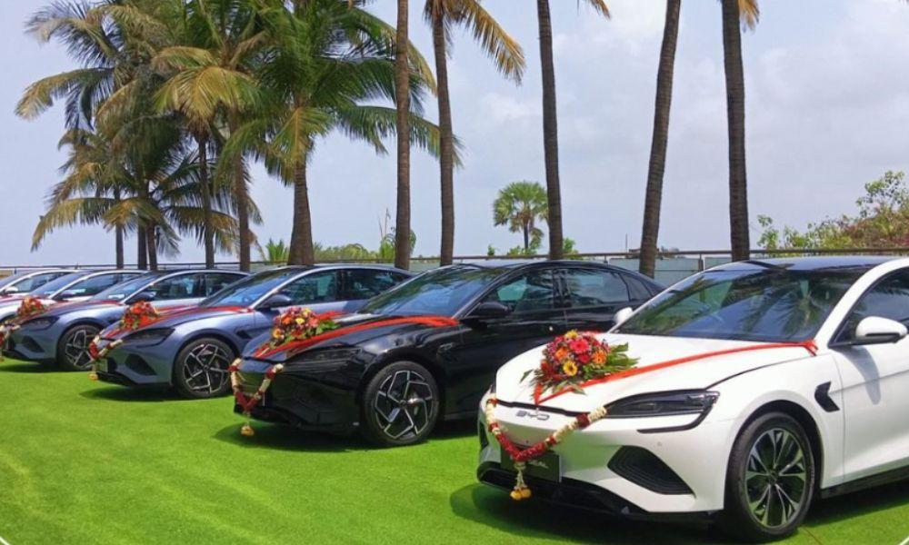 भारत में BYD सील की डिलेवरी हुई शुरू, कंपनी ने एक ही दिन में बेचीं 200 कारें चीनी वाहन निर्माता ने हाल ही में खुलासा किया कि सील ने भारतीय बाजार में 1,000 से अधिक बुकिंग हासिल की है.