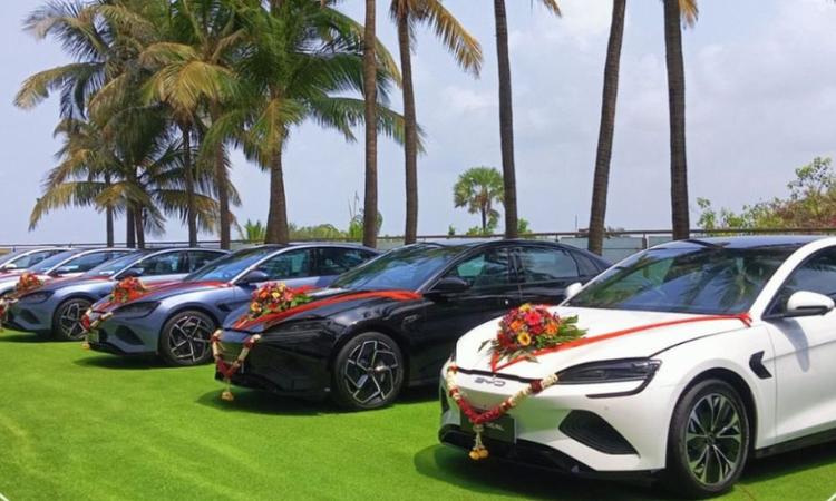 BYD Seal Deliveries Commence In India; 200 Units Delivered In a Single Day चीनी वाहन निर्माता ने हाल ही में खुलासा किया कि सील ने भारतीय बाजार में 1,000 से अधिक बुकिंग हासिल की है.