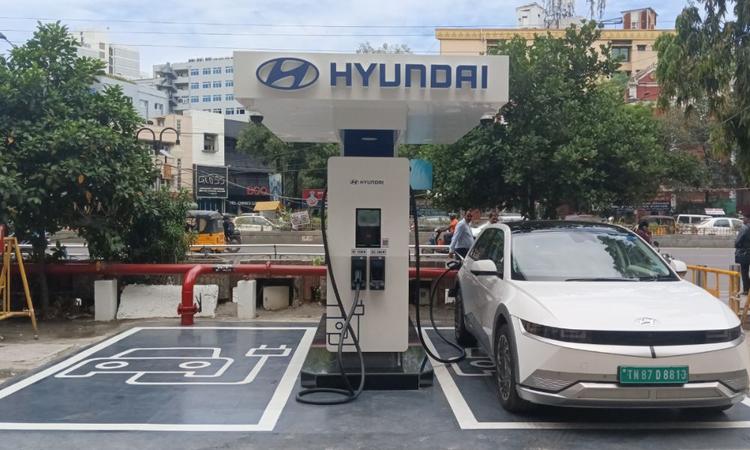 Hyundai Opens 180 kW DC Fast Charging Station In Chennai ह्यून्दे की योजना अंततः पूरे तमिलनाडु के प्रमुख राजमार्गों और शहरों में 100 चार्जिंग स्टेशन लगाने की है.