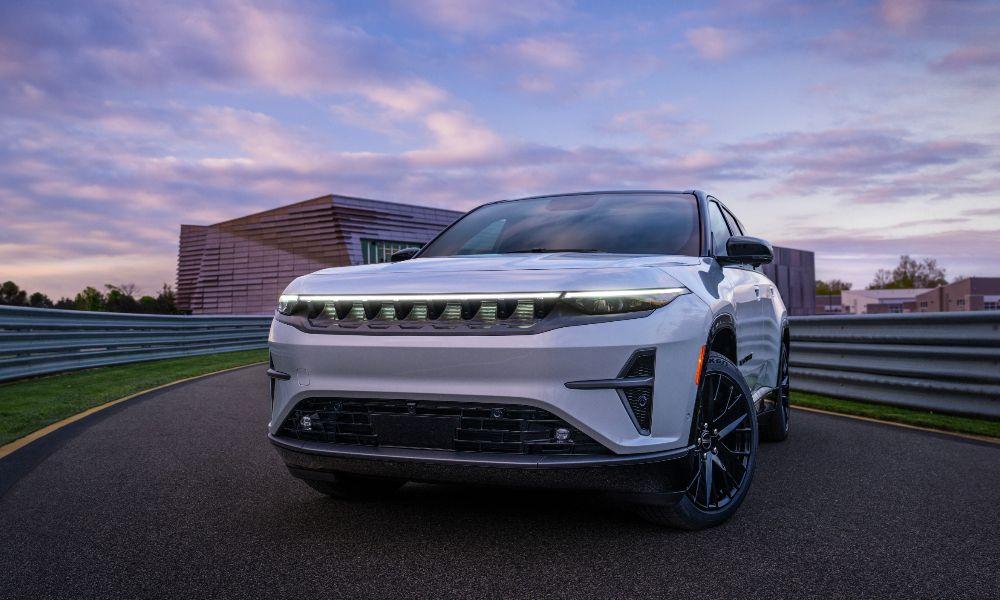 Jeep Wagoneer S Electric SUV Unveiled; Gets 100 kWh Battery, Over 480 KM Range ऑल-इलेक्ट्रिक एसयूवी शुरुआत में यूएसए और कनाडा में बेची जाएगी, लेकिन 2024 की दूसरी छमाही में अन्य बाजारों में पेश की जाएगी.
