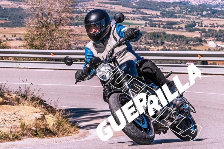 Siddhartha Lal Teases Upcoming Royal Enfield Guerrilla 450 नई रॉयल एनफील्ड गुरिल्ला 450, रॉयल एनफील्ड हिमालयन 450 पर आधारित एक रोडस्टर है, जिसे अब रॉयल एनफील्ड के बिग बॉस, आयशर मोटर्स के एमडी, सिद्धार्थ लाल द्वारा टीज़ किया गया है.