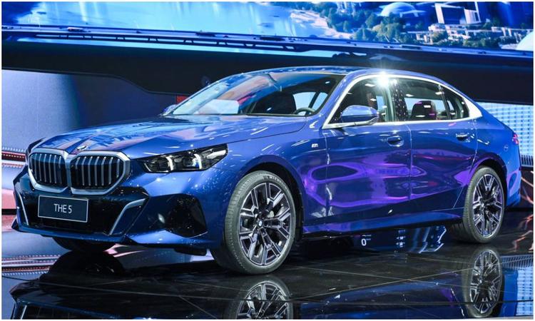 New BMW 5 Series Long Wheelbase Confirmed For India; Launch On July 24 5 सीरीज़ के नए मॉडल को भारत में लॉन्ग व्हीलबेस के साथ पेश की जाने वाली लक्जरी सेडान की पहली पीढ़ी होगी.