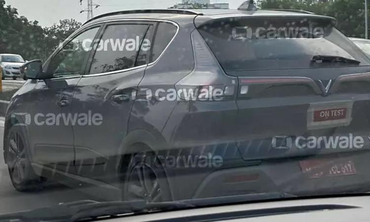 VinFast VF e34 Electric SUV Spotted Testing In India विनफास्ट, जो 2025 में भारत में अपने वाहनों की बिक्री शुरू करने के लिए तैयार है, यहां VF e34 SUV को बिक्री के लिए पेश कर सकता है.
