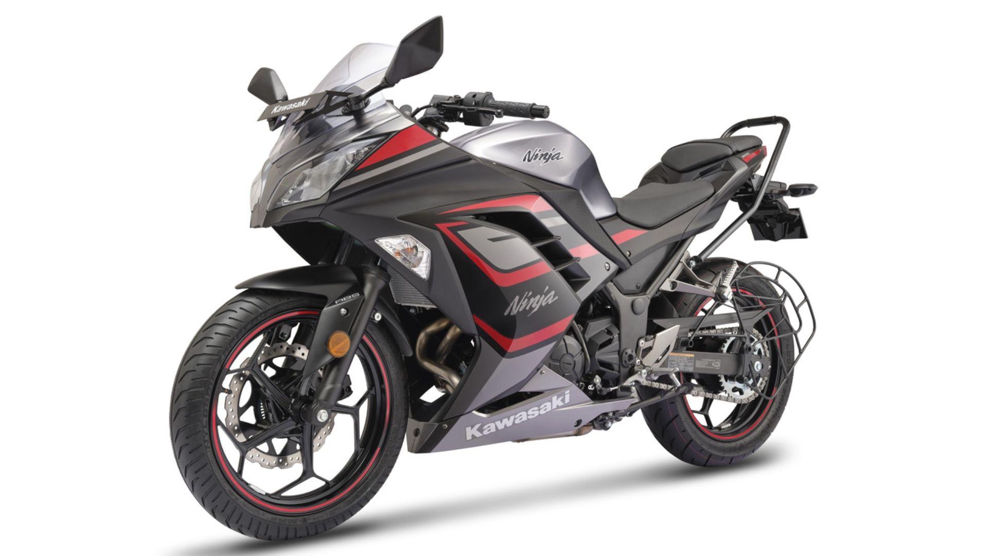 2024 कावासाकी निंजा 300 नए रंगों के साथ भारत में हुई लॉन्च, कीमत रु.3.43 लाख MY2024 कावासाकी निंजा 300 अब नए बॉडी ग्राफिक्स के साथ कैंडी लाइम ग्रीन और मेटालिक मूनडस्ट ग्रे में उपलब्ध है.