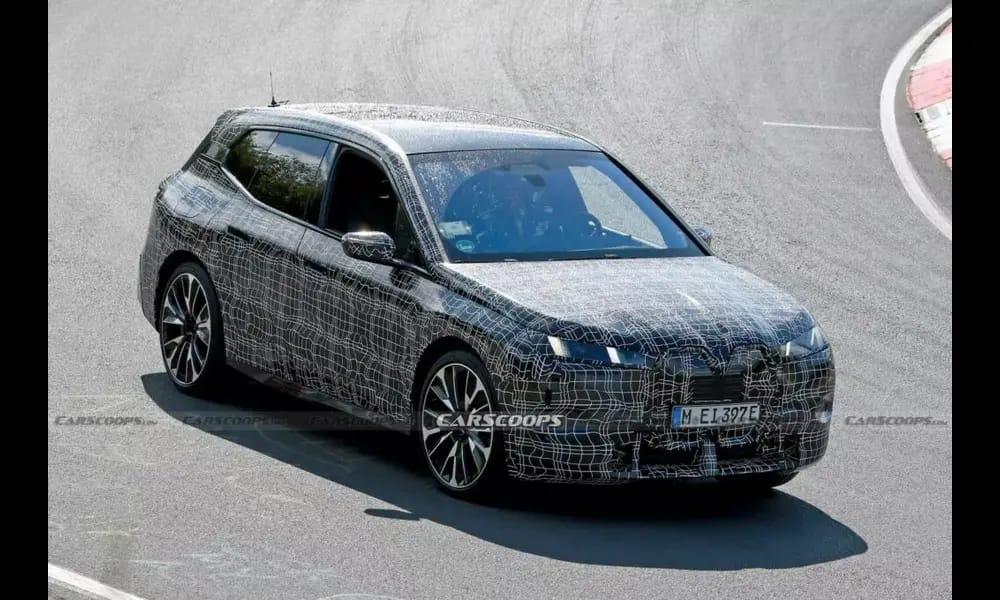 BMW iX Facelift Spied Testing; Expected To Debut in 2025 फेसलिफ़्टेड इलेक्ट्रिक एसयूवी को ओवरहाल किए गए पावरट्रेन के साथ केवल मामूली कॉस्मेटिक बदलाव मिलने की उम्मीद है.