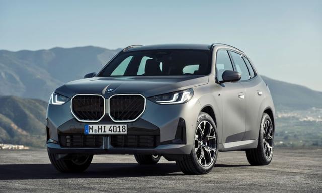 बिल्कुल नई BMW X3 वैश्विक बाज़ार में पेश हुई  नई X3 को बिल्कुल नया बाहरी और कैबिन डिज़ाइन मिलता है और इसे पेट्रोल, डीजल और प्लग-इन-हाइब्रिड पावरट्रेन के सेट के साथ पेश किया जाता है.