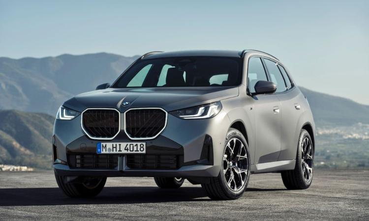 All-New BMW X3 Makes Global Debut नई X3 को बिल्कुल नया बाहरी और कैबिन डिज़ाइन मिलता है और इसे पेट्रोल, डीजल और प्लग-इन-हाइब्रिड पावरट्रेन के सेट के साथ पेश किया जाता है.