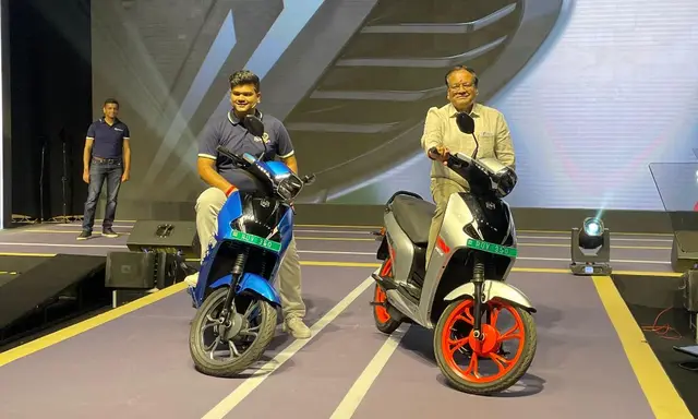 BGauss RUV350 इलेक्ट्रिक स्कूटर रु. 1.10 लाख में हुआ लॉन्च  तीन वेरिएंट और पांच रंग विकल्पों में उपलब्ध है. क्रूज़ कंट्रोल, हिल-होल्ड, फ़ॉलसेंस और बहुत कुछ जैसे फीचर्स के साथ पेश किया गया है.