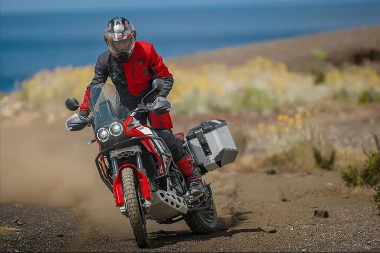 2025 Ducati Desert X Discovery Adds More Comfort & Protection डुकाटी डेजर्ट एक्स डिस्कवरी में नई पेंट स्कीम, इंजन और बॉडी प्रोटेक्शन के साथ-साथ सामान और अन्य सहायक फीचर्स भी शामिल हैं.
