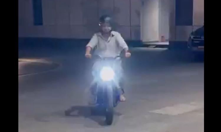 New Ola Electric Bike To Be Launched Soon? ओला इलेक्ट्रिक के सीईओ ने ईवी निर्माता की पहली इलेक्ट्रिक मोटरसाइकिल कौन सी हो सकती है, इसका 3 सेकंड का टीज़र वीडियो पोस्ट किया. लॉन्च 15 अगस्त को होने की संभावना है.