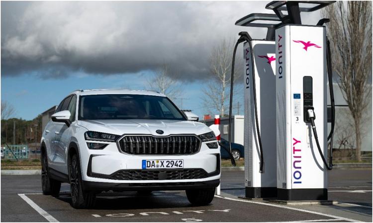 Skoda Rules Out Plug-In Hybrid Powertrain For India-Bound New Kodiaq विदेशों में दूसरी पीढ़ी का कोडियाक एक फुल प्लग-इन हाइब्रिड पावरट्रेन के साथ उपलब्ध है जो 100 किलोमीटर से अधिक की प्योर-इलेक्ट्रिक ड्राइविंग रेंज को सक्षम बनाता है, लेकिन यह भारत में बिक्री पर नहीं जाएगी.