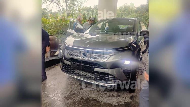 Tata Curvv Coupe SUV Spotted Without Camouflage Ahead Of Launch टाटा कर्व का ICE वैरिएंट कर्व ईवी के लॉन्च के तुरंत बाद बिक्री पर आने की उम्मीद है, जो 7 अगस्त को होने वाला है.