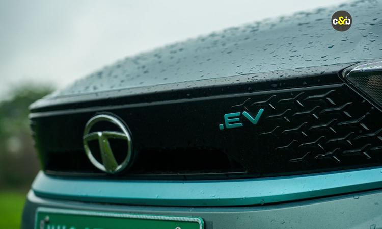 World EV Day 2025: MG Comet To Tata Punch EV These Are 5 Most Affordable Electric Cars On Sale In India वर्ल्ड ईवी डे 2025: भारत में इलेक्ट्रिक कारों की बिक्री में काफी सुधार हुआ है, और अब लोग ईवी को एक विकल्प के रूप में नहीं बल्कि पहली कार के रूप में पसंद कर रहे हैं. आज वर्ल्ड ईवी डे के मौके पर हम आपको बता रहे हैं देश की 5 सबसे सस्ती इलेक्ट्रिक कारों के बारे में.