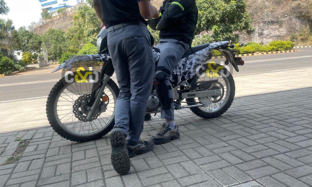 कावासाकी KLX 230 टैस्टिंग के दौरान आई नज़र कावासाकी KLX 230 टैस्टिंग के दौरान आई नज़र