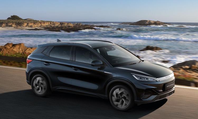 BYD Atto 3 Dynamic Introductory Price Extended, SUV Starts At Rs. 24.99 बीवाईडी Atto 3 को भारतीय बाजार में तीन अलग-अलग वैरिएंट में बेचा जाता है, जिसमें डायनामिक EV का एंट्री-लेवल वैरिएंट है इसके अलावा प्रीमियम मिड स्पेक वैरिएंट है और सबसे महंगा सुपीरियर वैरिएंट शामिल है.