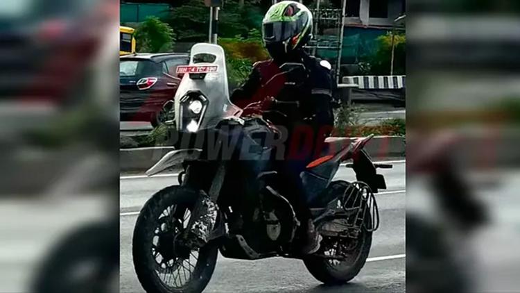 2025 KTM 390 Adventure Spotted On Test In India आगामी, बिल्कुल नई KTM 390 एडवेंचर को एक बार फिर भारतीय सड़कों पर देखा गया है, जिससे संकेत मिलता है कि नया मॉडल लॉन्च के करीब पहुंच रहा है.