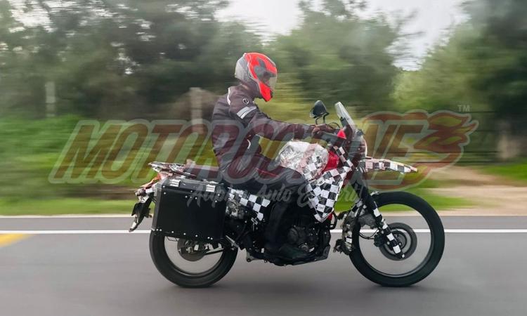 Upcoming Hero Xpulse 210 Spied Yet Again आगामी एक्सपल्स 210 की नई तस्वीरों से मोटरसाइकिल के बारे में अधिक जानकारी सामने आई हैं.