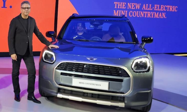 Mini Countryman E Launched In India At Rs 54.90 Lakh नई पीढ़ी की कंट्रीमैन को भारत में केवल एक वैरिएंट में, पूरी तरह से इलेक्ट्रिक रूप में पेश किया जाएगा.